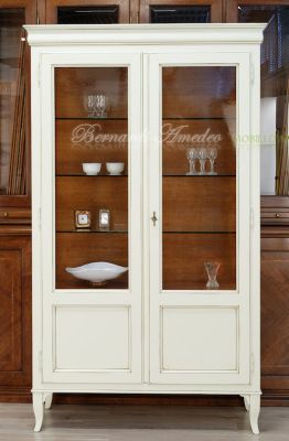 Classic style wooden display cabinet with 2 doors with ivory lacquered finish and wood stain
